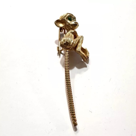 Vtg Brooch Monkey Gold Tone W/ green eyes Articulated turbogas tail 2.5” 1960’s - Picture 4 of 13